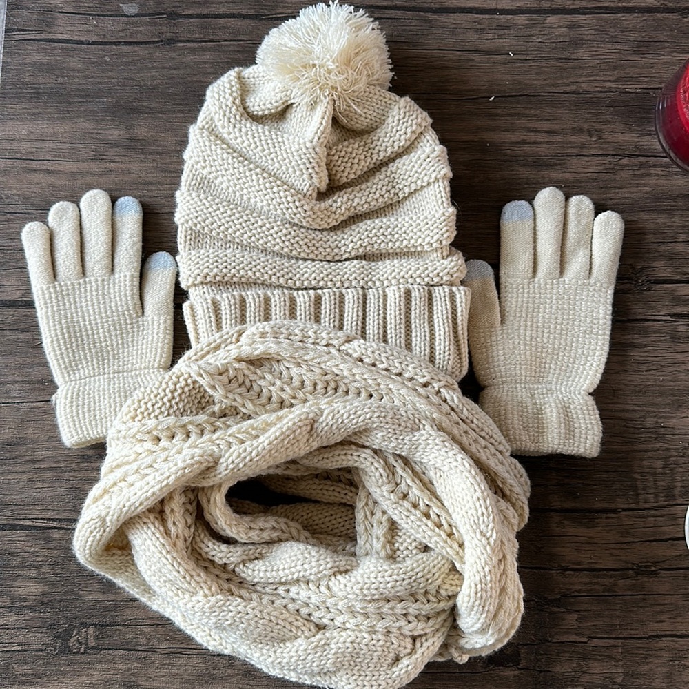 Winter hat, scarf, gloves set